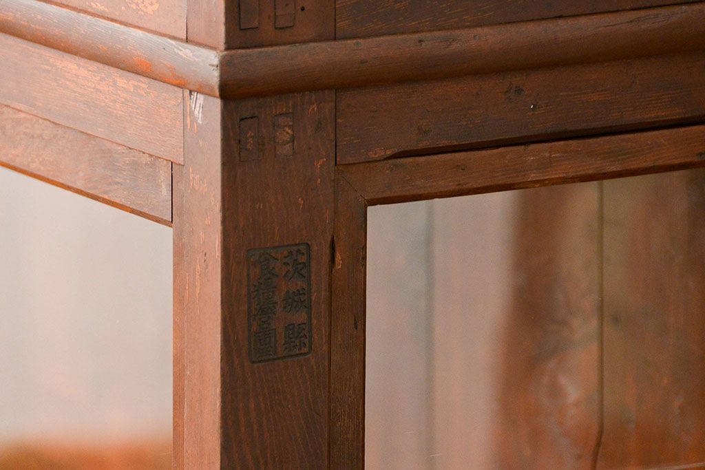 アンティーク家具　アンティーク 味わい深い二段重ね三面ガラスケース(ショーケース、収納棚、飾り棚、陳列棚)