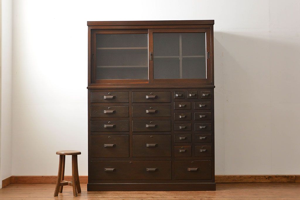 アンティーク家具　アンティーク 小物整理に便利!23杯引き出し収納棚(ガラスケース、薬箪笥)