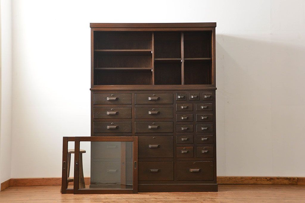 アンティーク家具　アンティーク 小物整理に便利!23杯引き出し収納棚(ガラスケース、薬箪笥)