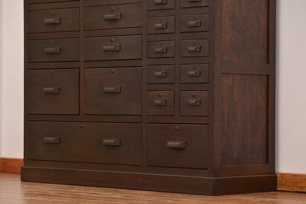 アンティーク家具　アンティーク 小物整理に便利!23杯引き出し収納棚(ガラスケース、薬箪笥)