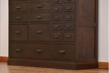 アンティーク家具　アンティーク 小物整理に便利!23杯引き出し収納棚(ガラスケース、薬箪笥)