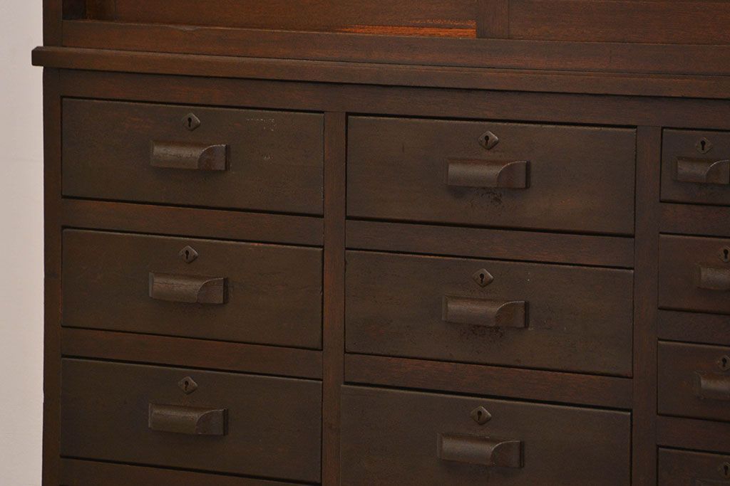 アンティーク家具　アンティーク 小物整理に便利!23杯引き出し収納棚(ガラスケース、薬箪笥)