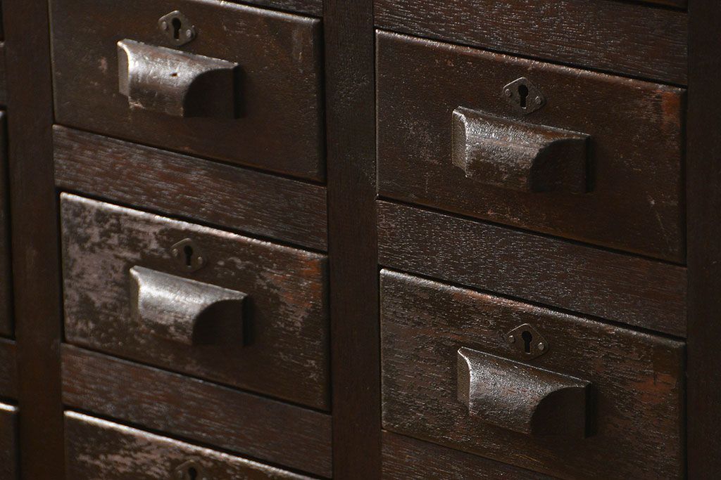 アンティーク家具　アンティーク 小物整理に便利!23杯引き出し収納棚(ガラスケース、薬箪笥)