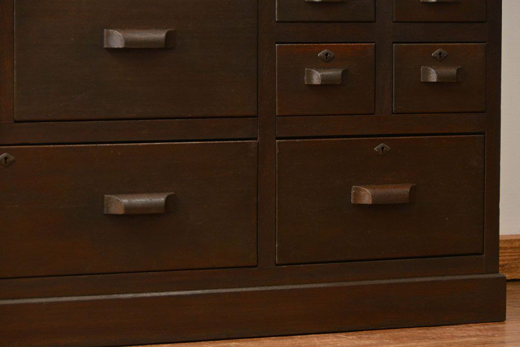 アンティーク家具　アンティーク 小物整理に便利!23杯引き出し収納棚(ガラスケース、薬箪笥)