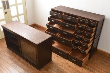 アンティーク家具　アンティーク 小物整理に便利!23杯引き出し収納棚(ガラスケース、薬箪笥)