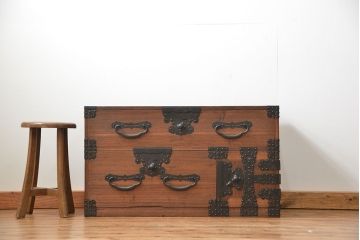 アンティーク家具　古民具・骨董 金具の立派な時代箪笥ローボード(ローチェスト、衣装箪笥)