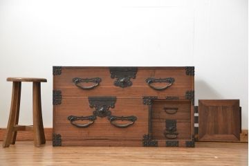 アンティーク家具　古民具・骨董 金具の立派な時代箪笥ローボード(ローチェスト、衣装箪笥)