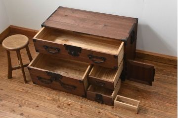 アンティーク家具　古民具・骨董 金具の立派な時代箪笥ローボード(ローチェスト、衣装箪笥)