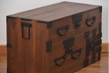 アンティーク家具　古民具・骨董 金具の立派な時代箪笥ローボード(ローチェスト、衣装箪笥)