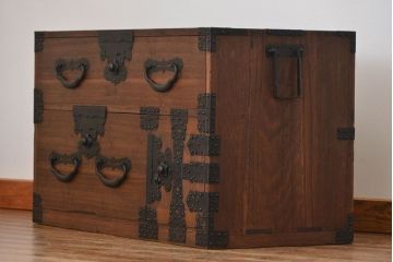 アンティーク家具　古民具・骨董 金具の立派な時代箪笥ローボード(ローチェスト、衣装箪笥)