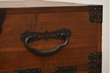 アンティーク家具　古民具・骨董 金具の立派な時代箪笥ローボード(ローチェスト、衣装箪笥)