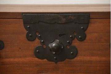 アンティーク家具　古民具・骨董 金具の立派な時代箪笥ローボード(ローチェスト、衣装箪笥)