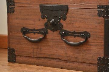 アンティーク家具　古民具・骨董 金具の立派な時代箪笥ローボード(ローチェスト、衣装箪笥)