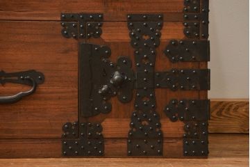 アンティーク家具　古民具・骨董 金具の立派な時代箪笥ローボード(ローチェスト、衣装箪笥)