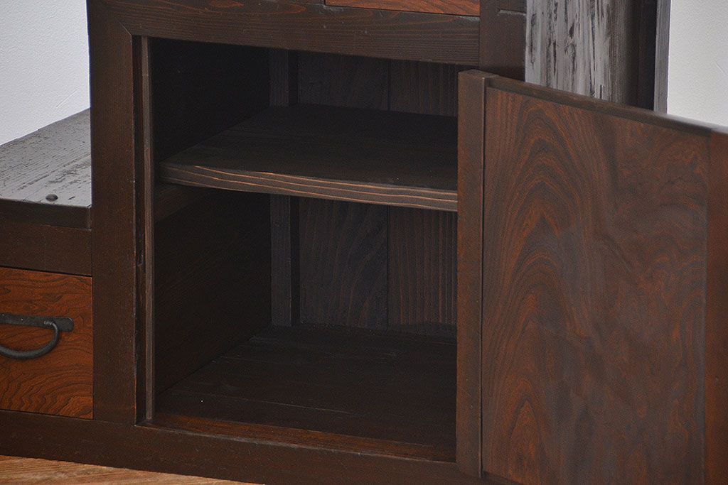 アンティーク家具　古民具・骨董 杢目が素晴らしい小さな階段箪笥(時代箪笥、箱階段)