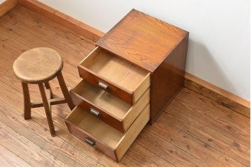アンティーク家具　アンティーク 杢目のキレイな古い木の小引き出し(チェスト)