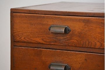 アンティーク家具　アンティーク 杢目のキレイな古い木の小引き出し(チェスト)