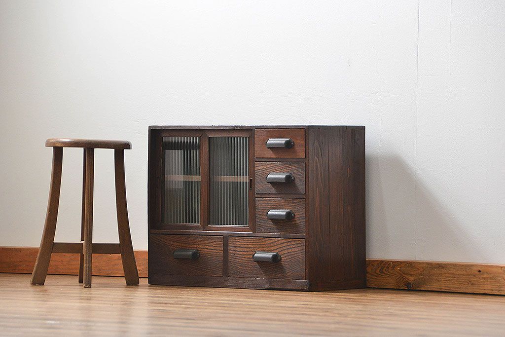 アンティーク家具　アンティーク 古い木の小さなモールガラス引き出し付き収納棚(戸棚)