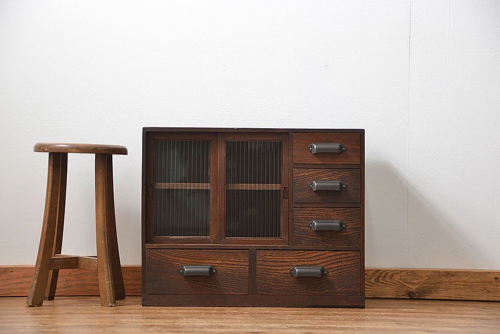 アンティーク家具　アンティーク 古い木の小さなモールガラス引き出し付き収納棚(戸棚)