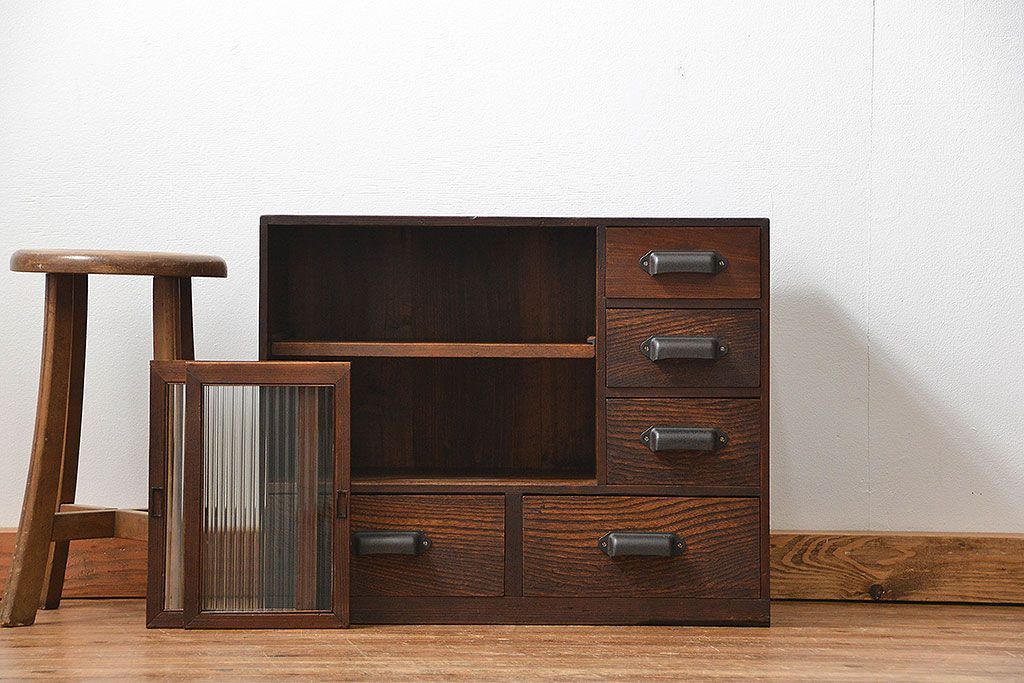 アンティーク家具　アンティーク 古い木の小さなモールガラス引き出し付き収納棚(戸棚)