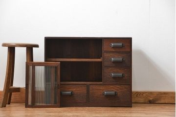 アンティーク家具　アンティーク 古い木の小さなモールガラス引き出し付き収納棚(戸棚)