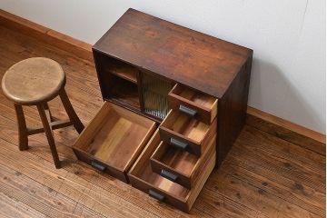アンティーク家具　アンティーク 古い木の小さなモールガラス引き出し付き収納棚(戸棚)
