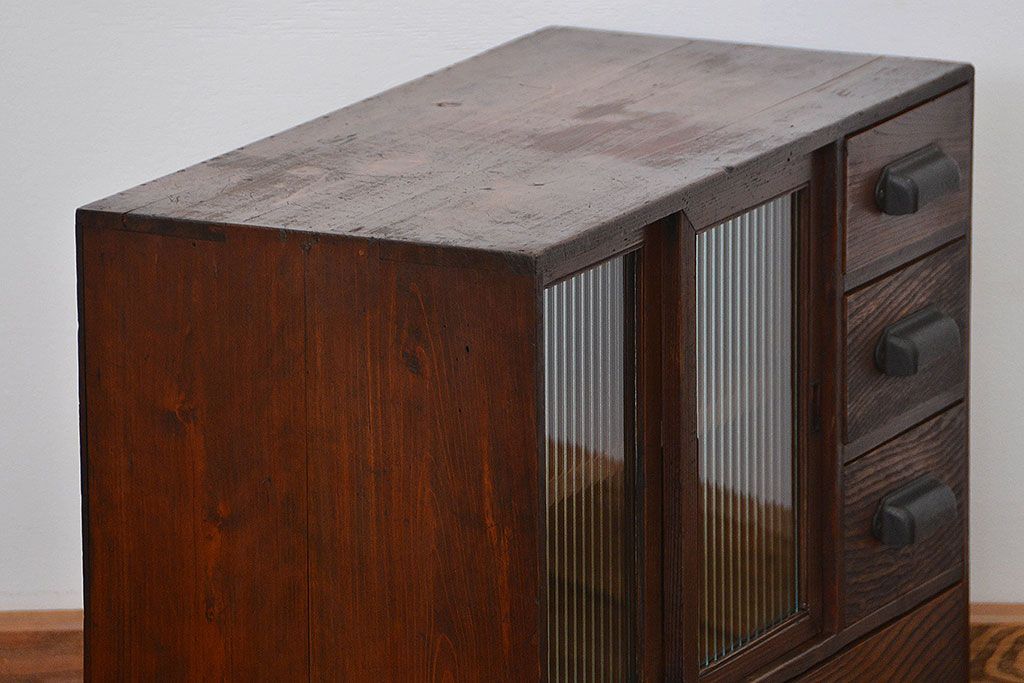 アンティーク家具　アンティーク 古い木の小さなモールガラス引き出し付き収納棚(戸棚)