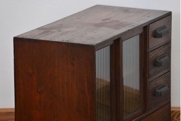 アンティーク家具　アンティーク 古い木の小さなモールガラス引き出し付き収納棚(戸棚)