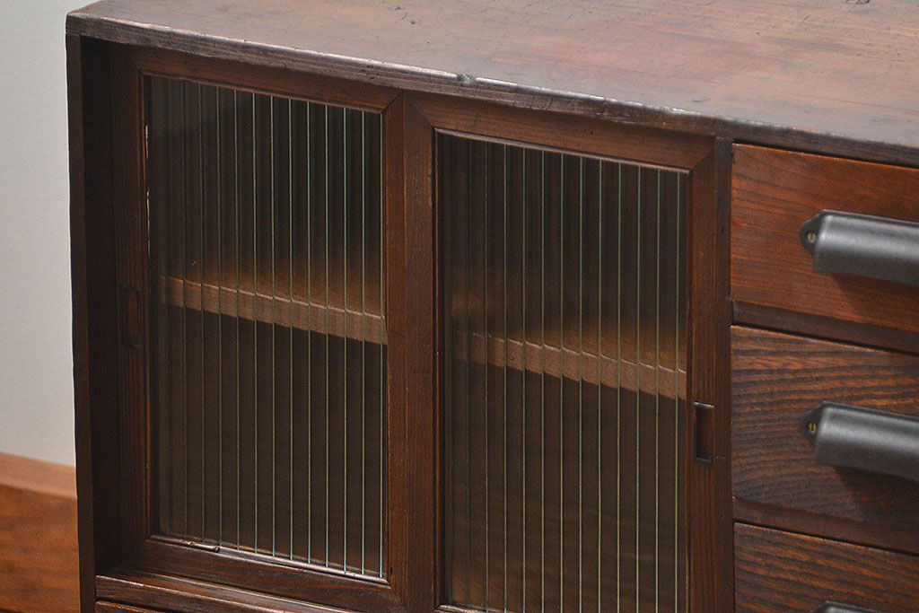 アンティーク家具　アンティーク 古い木の小さなモールガラス引き出し付き収納棚(戸棚)