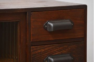 アンティーク家具　アンティーク 古い木の小さなモールガラス引き出し付き収納棚(戸棚)