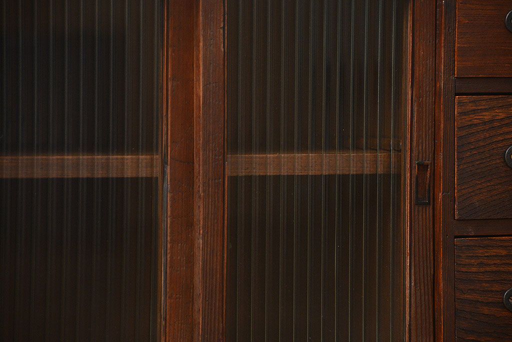 アンティーク家具　アンティーク 古い木の小さなモールガラス引き出し付き収納棚(戸棚)