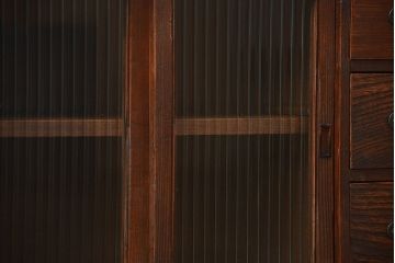 アンティーク家具　アンティーク 古い木の小さなモールガラス引き出し付き収納棚(戸棚)