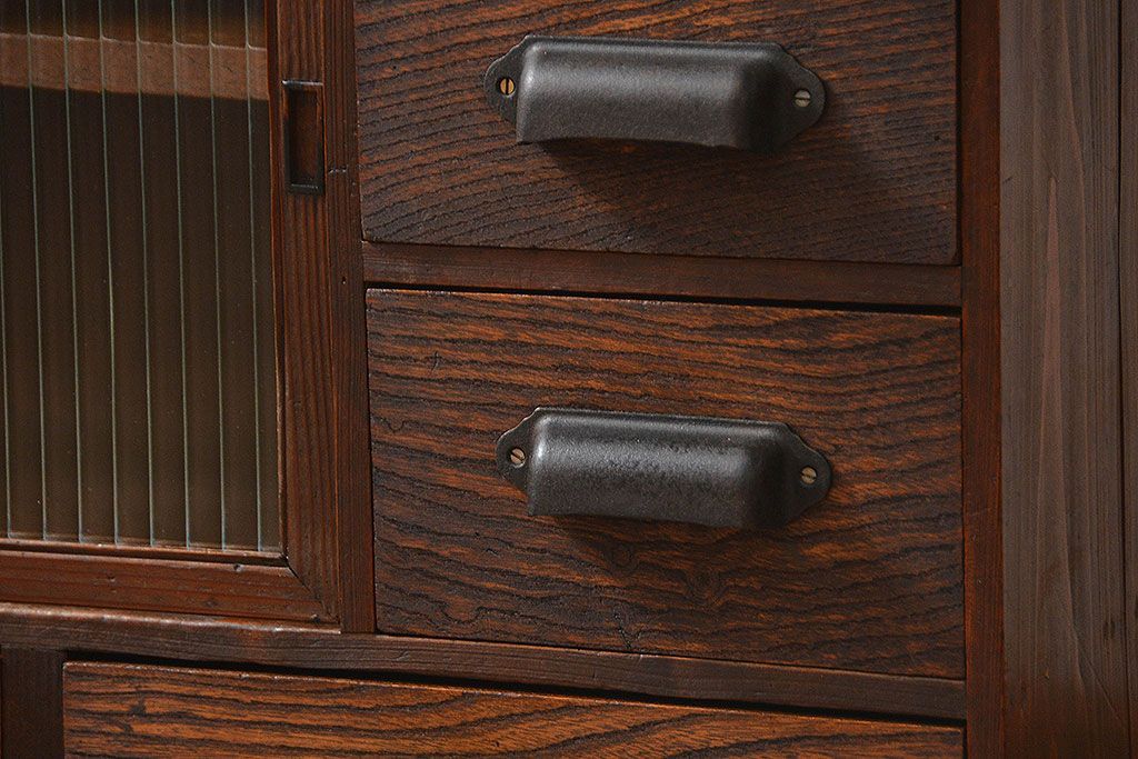 アンティーク家具　アンティーク 古い木の小さなモールガラス引き出し付き収納棚(戸棚)