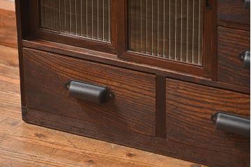 アンティーク家具　アンティーク 古い木の小さなモールガラス引き出し付き収納棚(戸棚)