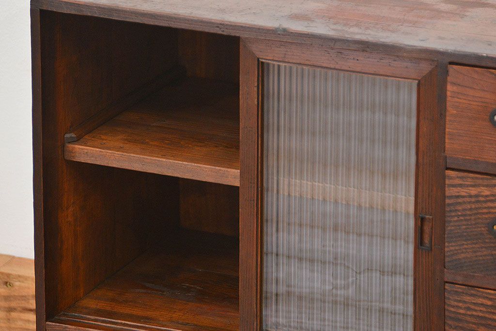 アンティーク家具　アンティーク 古い木の小さなモールガラス引き出し付き収納棚(戸棚)