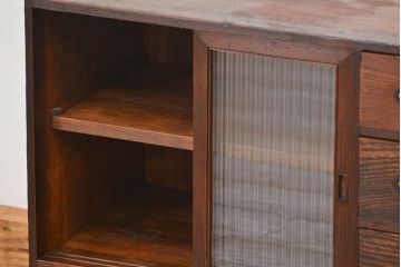 アンティーク家具　アンティーク 古い木の小さなモールガラス引き出し付き収納棚(戸棚)