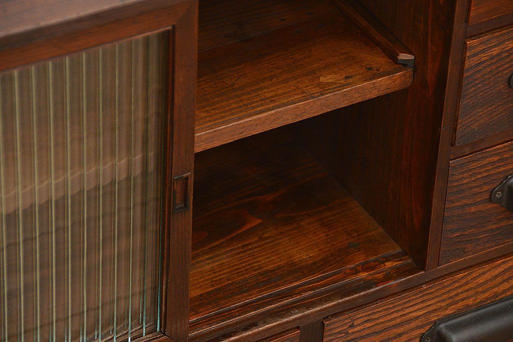 アンティーク家具　アンティーク 古い木の小さなモールガラス引き出し付き収納棚(戸棚)