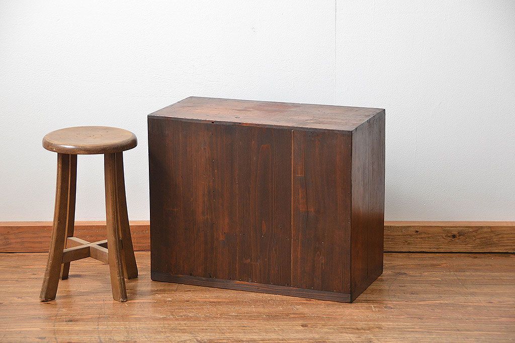 アンティーク家具　アンティーク 古い木の小さなモールガラス引き出し付き収納棚(戸棚)