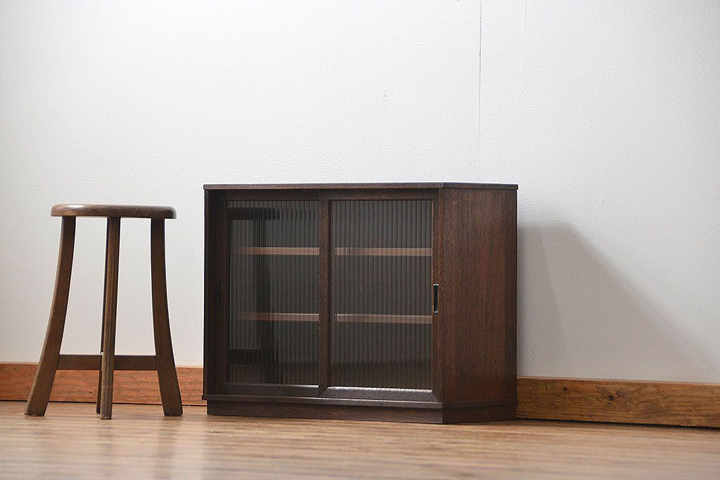 レトロ家具　昭和レトロ 古い木の小さなモールガラス収納棚(飾り棚)
