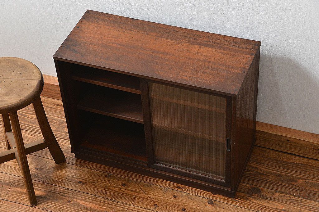 レトロ家具　昭和レトロ 古い木の小さなモールガラス収納棚(飾り棚)