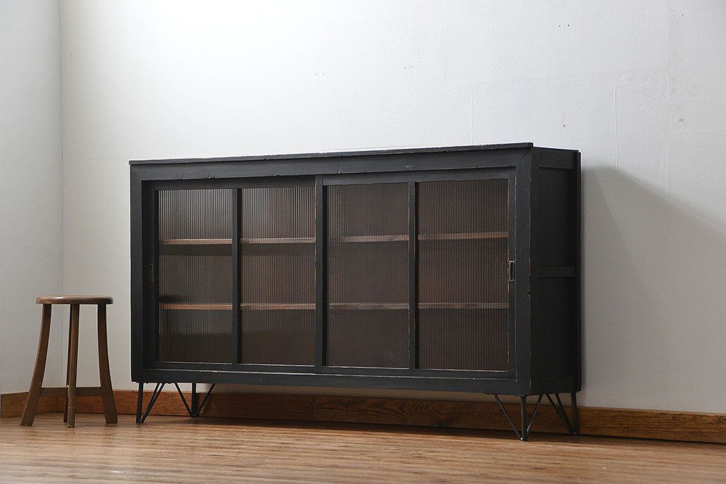 アンティーク家具　アンティークペイント　モールガラス入り 鉄脚収納棚(ガラスケース、飾り棚、キャビネット)