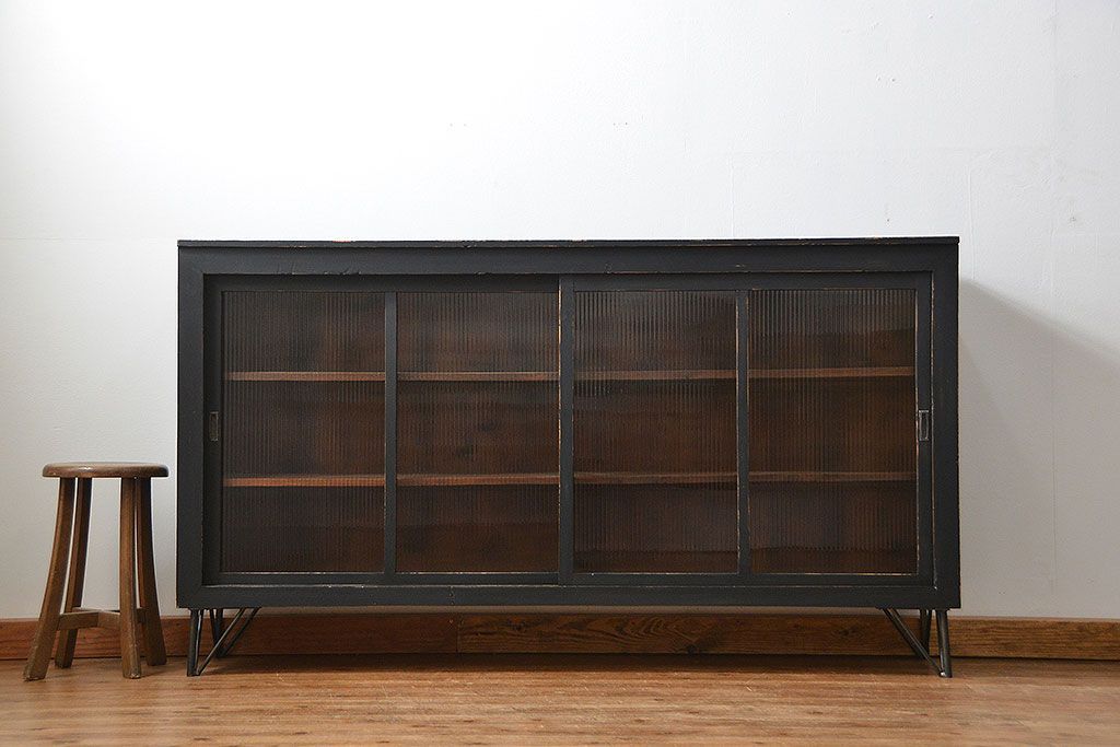 アンティーク家具　アンティークペイント　モールガラス入り 鉄脚収納棚(ガラスケース、飾り棚、キャビネット)