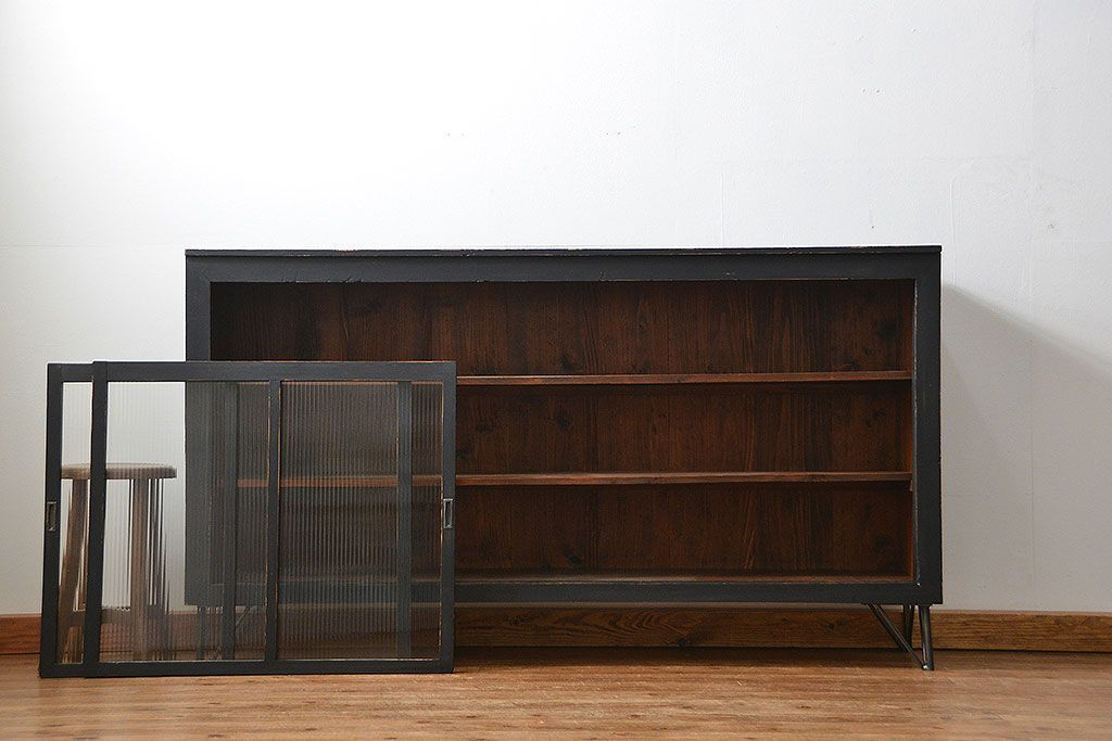 アンティーク家具　アンティークペイント　モールガラス入り 鉄脚収納棚(ガラスケース、飾り棚、キャビネット)