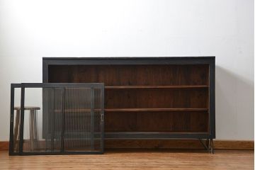 アンティーク家具　アンティークペイント　モールガラス入り 鉄脚収納棚(ガラスケース、飾り棚、キャビネット)
