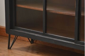 アンティーク家具　アンティークペイント　モールガラス入り 鉄脚収納棚(ガラスケース、飾り棚、キャビネット)