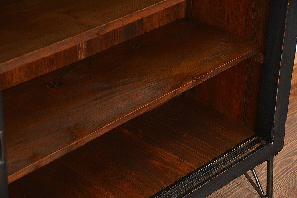 アンティーク家具　アンティークペイント　モールガラス入り 鉄脚収納棚(ガラスケース、飾り棚、キャビネット)