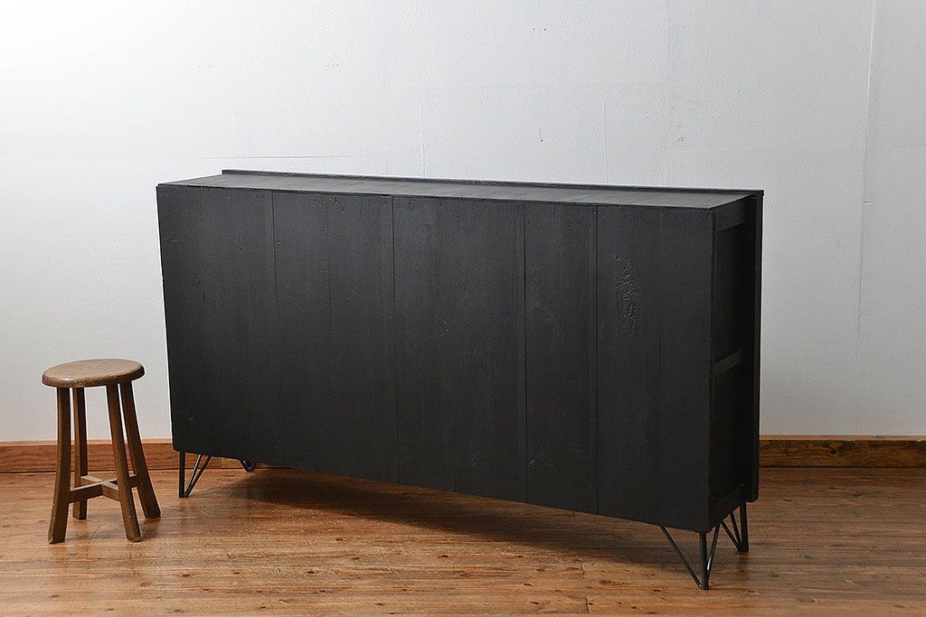 アンティーク家具　アンティークペイント　モールガラス入り 鉄脚収納棚(ガラスケース、飾り棚、キャビネット)