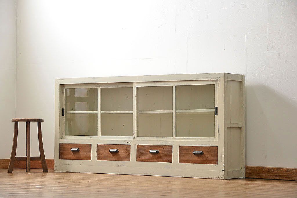 アンティーク家具　アンティークペイント　かわいい横長収納棚(飾り棚、食器棚)