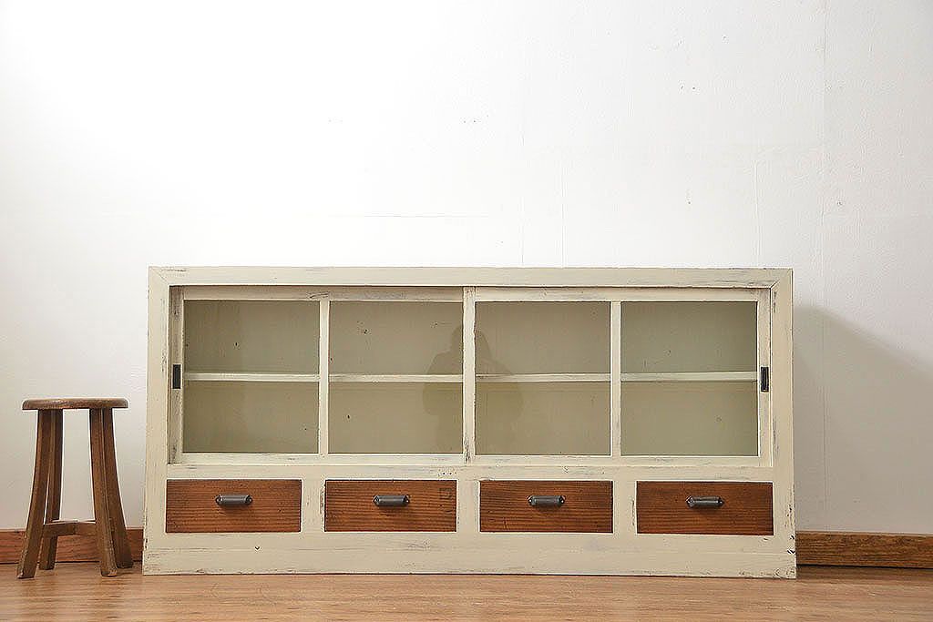 アンティーク家具　アンティークペイント　かわいい横長収納棚(飾り棚、食器棚)