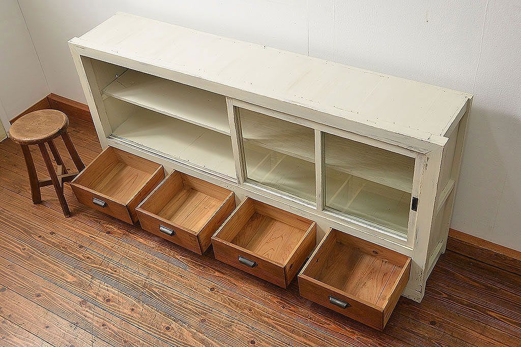 アンティーク家具　アンティークペイント　かわいい横長収納棚(飾り棚、食器棚)